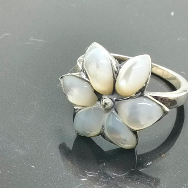Eliz. 925 Sterling Silver Mother of Pearl Flower Ring