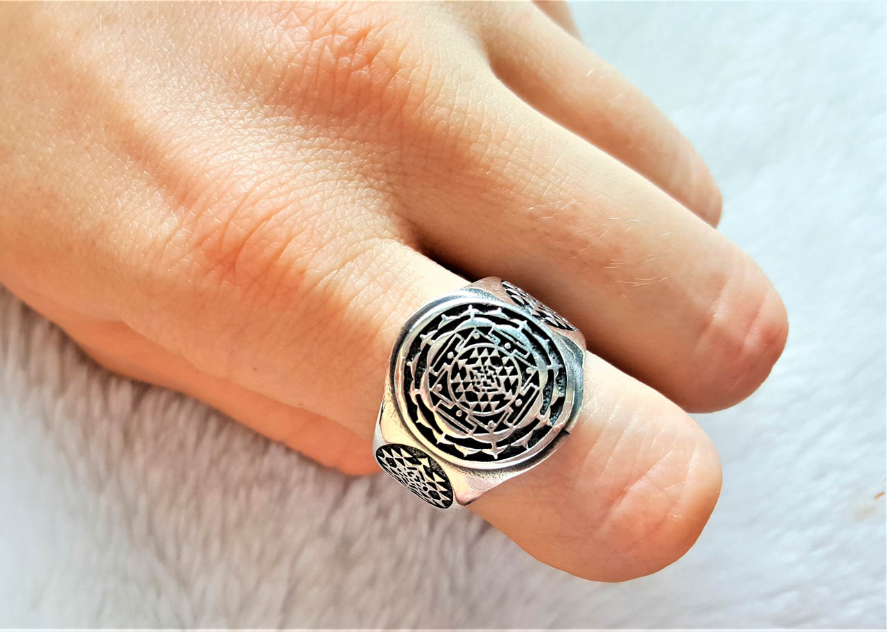 The Sacred Yantra Ring in 18K White and Rose Gold - Sri Yantra – AWKN1