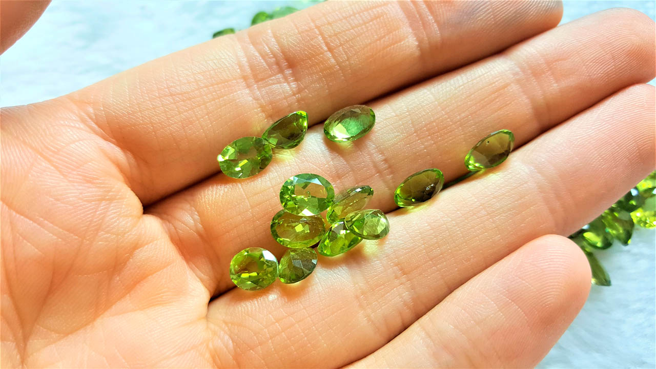 Details about   Lovely Lot Natural Peridot 5X5 mm Round Faceted Cut Loose Gemstone